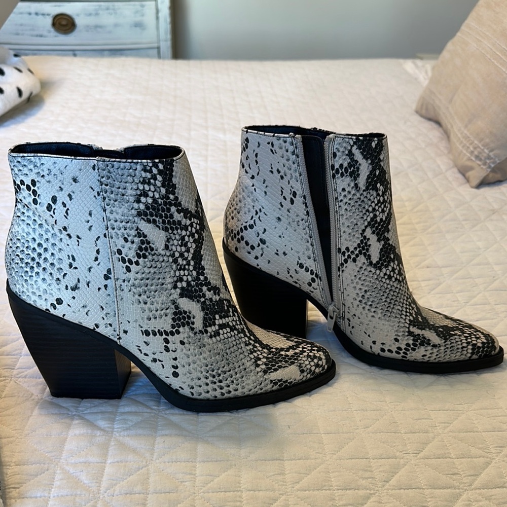 Stylish Snake Print Ankle Boots